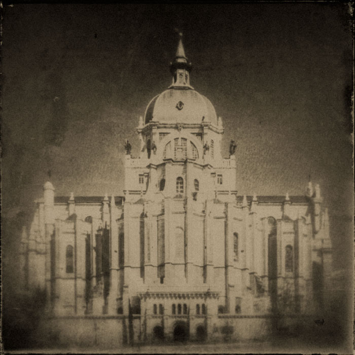 La catedral de la Almudena de Madrid vista desde la Cuesta de la Vega en una imagen antigua
