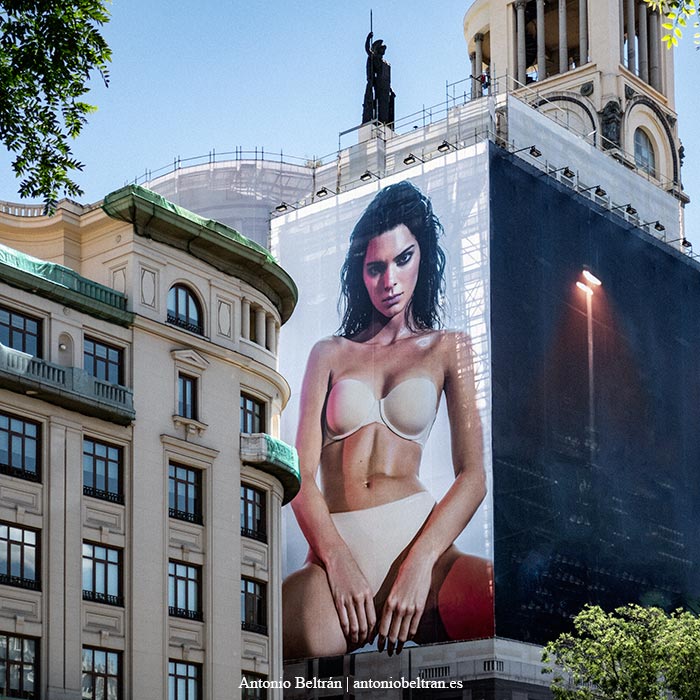 Pallas Atenea Alcal Madrid fotografia serie Moneda Viviente subvertising contrapublicidad la jovencita situacionismo critica social Klossowski Antonio Beltrn