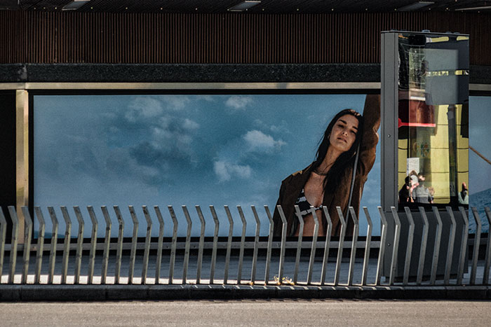 Publicidad escaparate El Corte Ingls en Madrid mujer sobre fondo de nubes fotografia