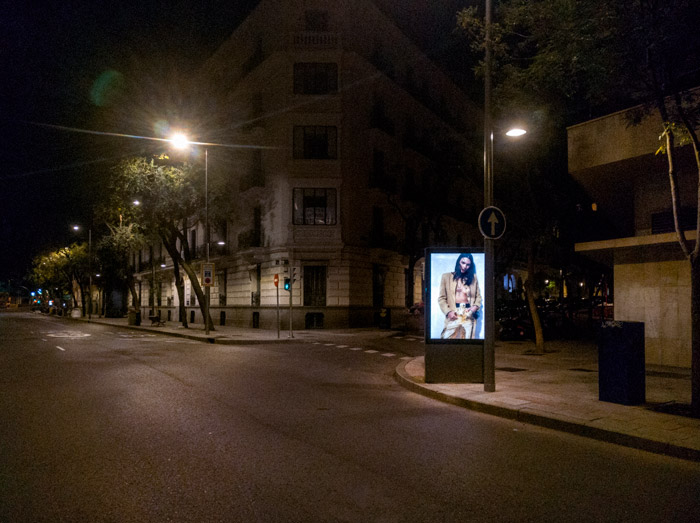 cartelera de publicidad de moda ciudad de noche fotografia