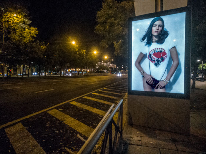 Cartel de publicidad de moda ciudad de noche fotografia