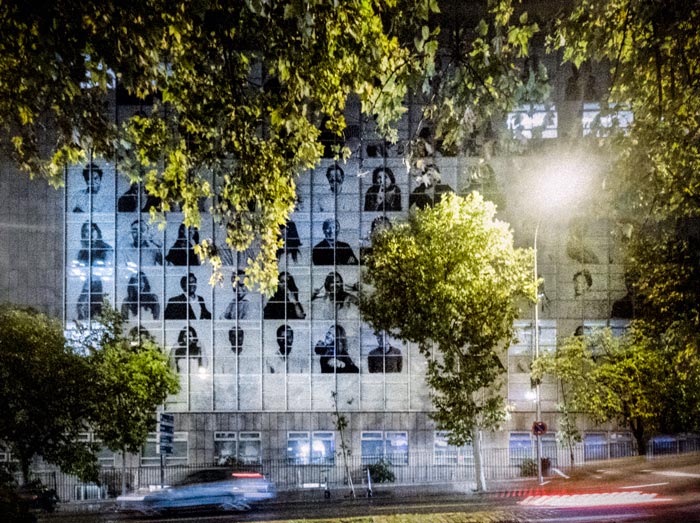 Fachada de edificio de empresa con retratos de los empleados fotografia