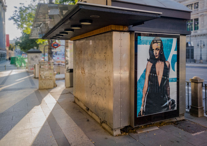 Publicidad de cine en un kiosco de Madrid fotografia