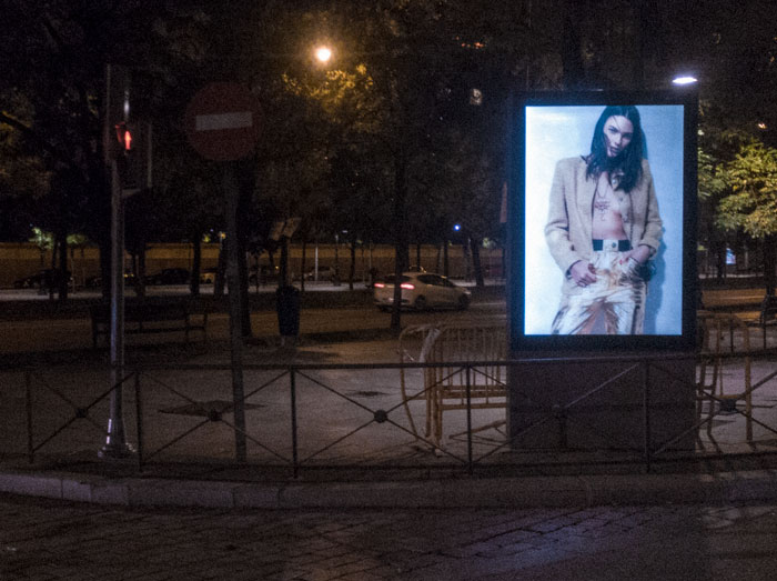 Publicidad de moda en una marquesina de Madrid fotografia
