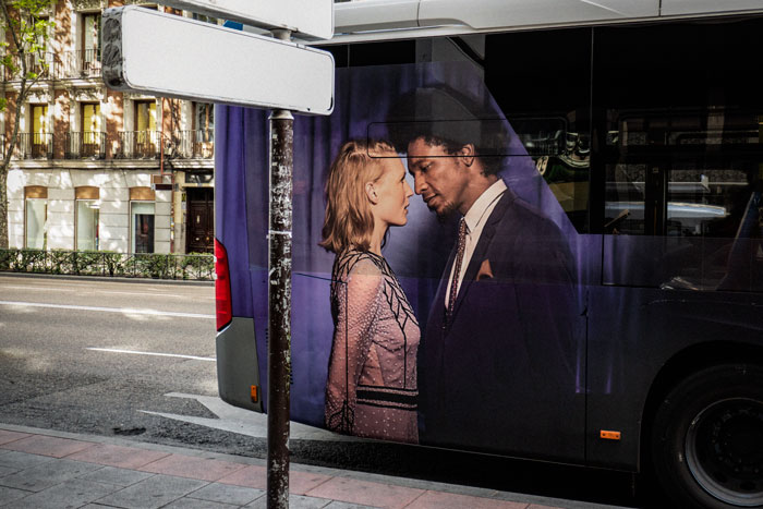 Publicidad en autobs pareja romntica Madrid moda Madrid fotografia serie Moneda Viviente subvertising contrapublicidad la jovencita situacionismo critica social Klossowski Antonio Beltrn