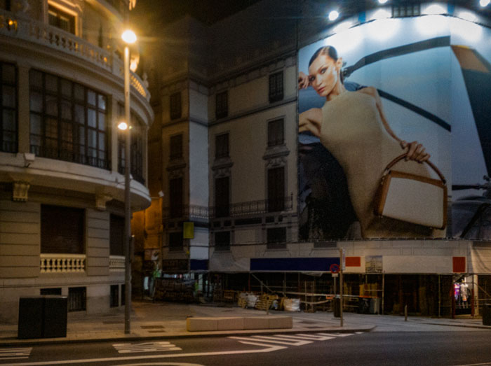 Teln de publicidad con chica y bolso de lujo Madrid moda Madrid fotografia serie Moneda Viviente subvertising contrapublicidad la jovencita situacionismo critica social Klossowski Antonio Beltrn