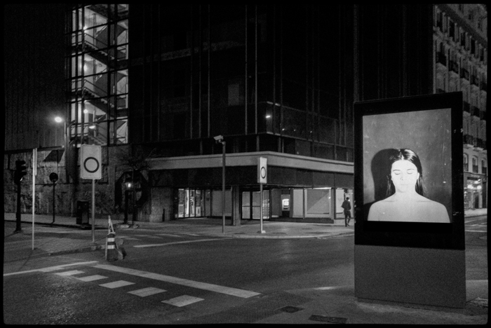 Cara noche fotografia serie Moneda Viviente subvertising contrapublicidad la jovencita situacionismo critica social Klossowski Antonio Beltran