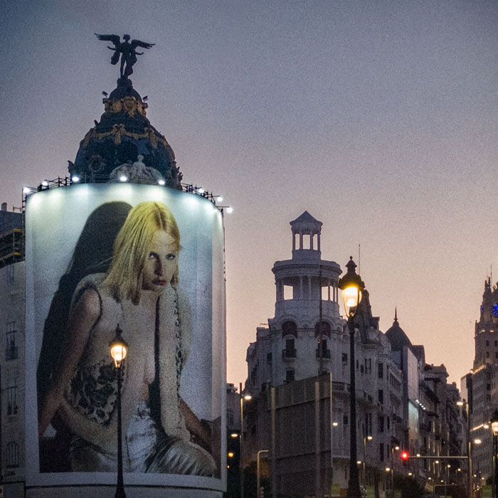 Cartel publicitario fachada edificio Metrpolis Alcal Gran Va Madrid fotografia serie Moneda Viviente subvertising contrapublicidad la jovencita situacionismo critica social Klossowski Antonio Beltrn