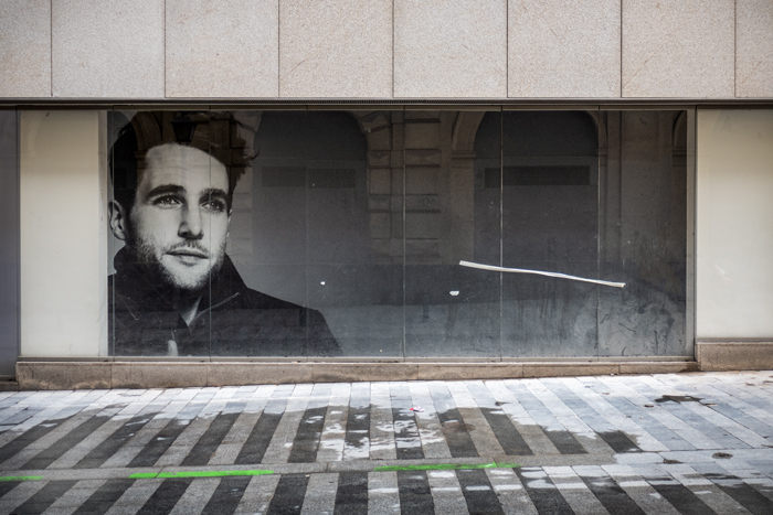 Chico Escaparate Madrid fotografia serie Moneda Viviente subvertising contrapublicidad la jovencita situacionismo critica social Klossowski Antonio Beltran