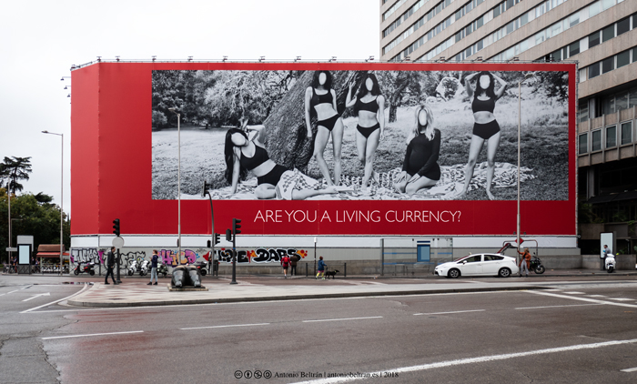 Gran Via Alcal Madrid fotografia serie Moneda Viviente subvertising contrapublicidad la jovencita situacionismo critica social Klossowski Antonio Beltrn