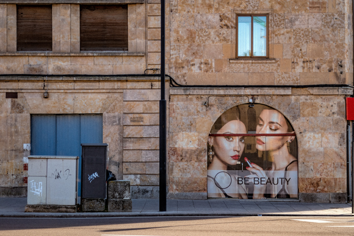 Dos mujeres Madrid fotografia serie Moneda Viviente subvertising contrapublicidad la jovencita situacionismo critica social Klossowski Antonio Beltran
