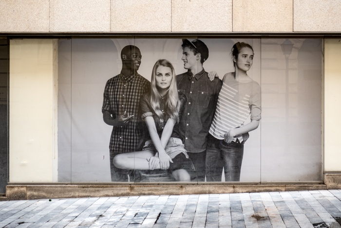 Jovenes en escaparate fotografia serie Moneda Viviente subvertising contrapublicidad la jovencita situacionismo critica social Klossowski Antonio Beltran