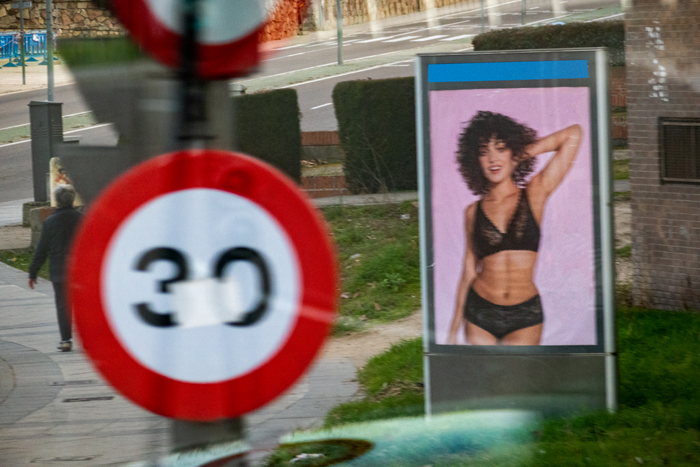 lenceria velocidad fotografia serie Moneda Viviente subvertising contrapublicidad la jovencita situacionismo critica social Klossowski Antonio Beltran