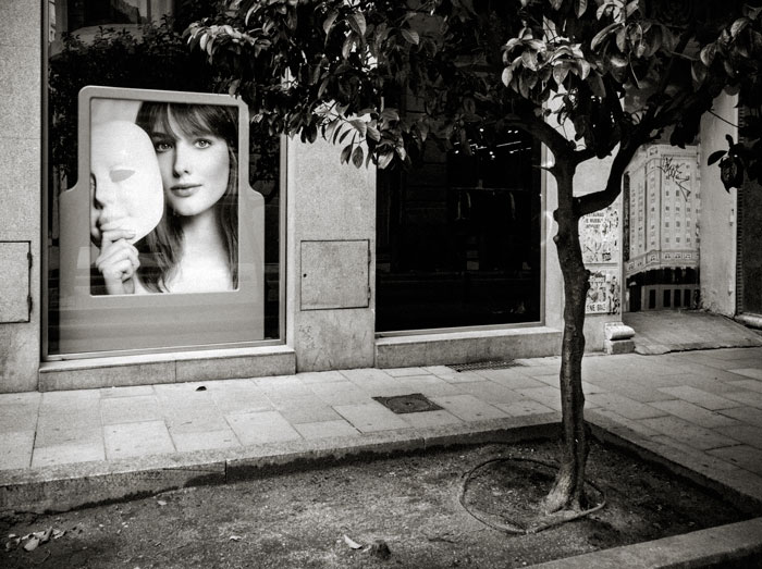 Publicidad chica con mscara en la mano tienda maquillaje Madrid moda Madrid fotografia serie Moneda Viviente subvertising contrapublicidad la jovencita situacionismo critica social Klossowski Antonio Beltrn