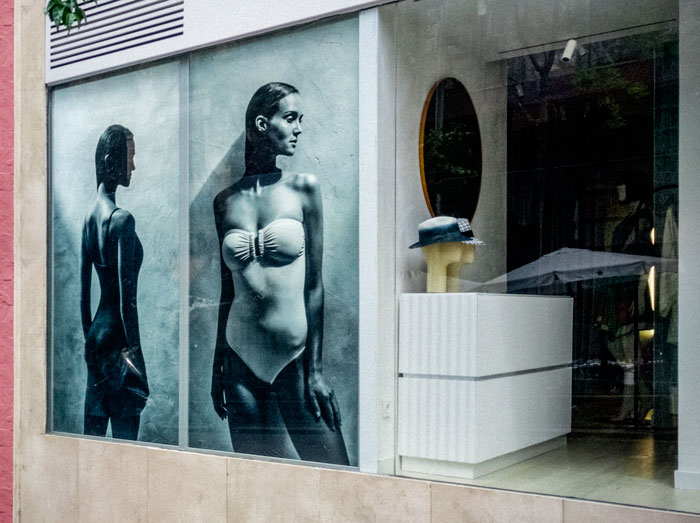 Publicidad de moda mujeres tienda Madrid fotografia serie Moneda Viviente subvertising contrapublicidad la jovencita situacionismo critica social Klossowski Antonio Beltrn