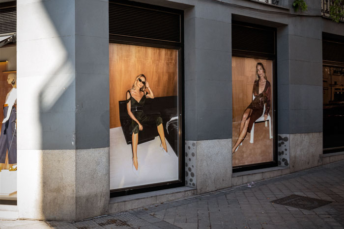 Carteles publicitarios en ventanales tienda moda Madrid fotografia serie Moneda Viviente subvertising contrapublicidad la jovencita situacionismo critica social Klossowski Antonio Beltrn