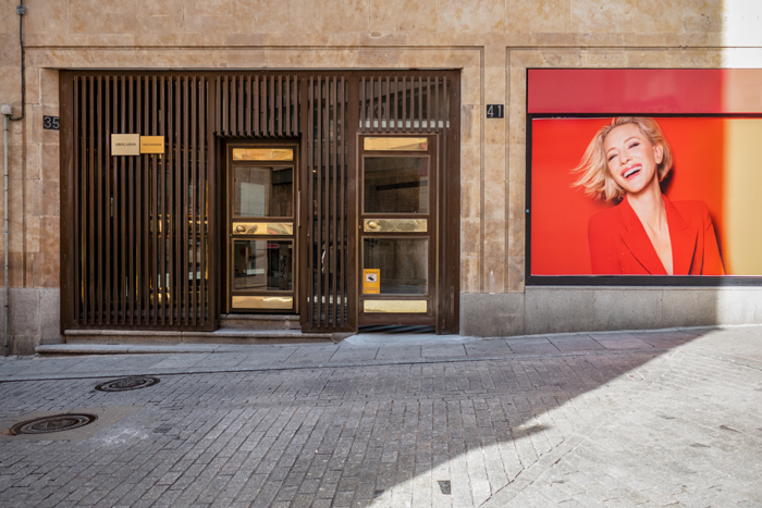 Mujer de rojo fotografia serie Moneda Viviente subvertising contrapublicidad la jovencita situacionismo critica social Klossowski Antonio Beltran