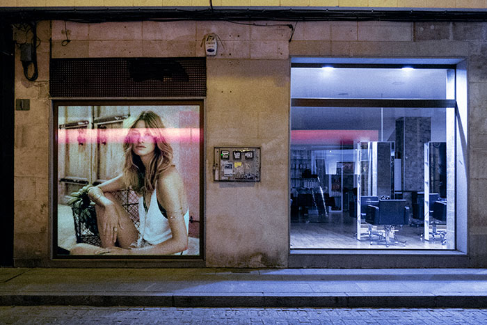 Mujer rubia Madrid fotografia serie Moneda Viviente subvertising contrapublicidad la jovencita situacionismo critica social Klossowski Antonio Beltran