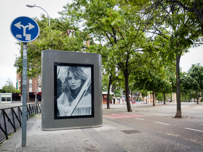 Mujer sola fotografia serie Moneda Viviente subvertising contrapublicidad la jovencita situacionismo critica social Klossowski Antonio Beltran