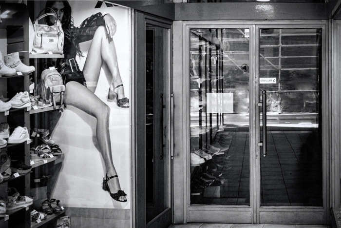 Piernas escaparate Madrid fotografia serie Moneda Viviente subvertising contrapublicidad la jovencita situacionismo critica social Klossowski Antonio Beltran
