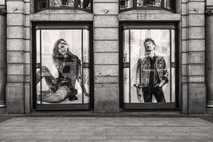 Carteles publicitarios fachada edificio Gran Va Madrid fotografia serie Moneda Viviente subvertising contrapublicidad la jovencita situacionismo critica social Klossowski Antonio Beltrn
