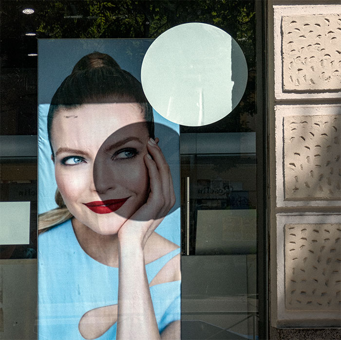 Publicidad escaparate rostro de mujer con crculo de sombra fotografia