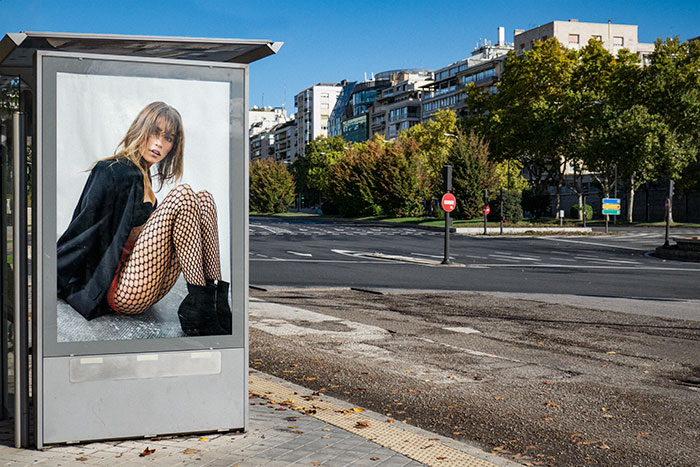 Publicidad marquesina autobs en Madrid mujer sentada con medias de rejilla fotografia