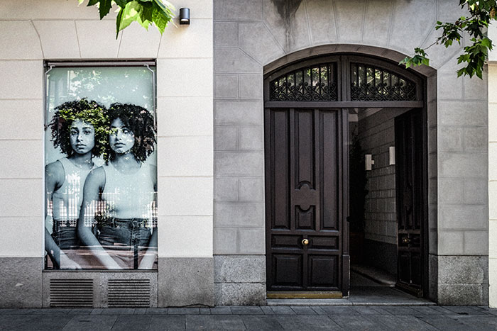 Publicidad escaparate retrato dos mujeres gemelas fotografia