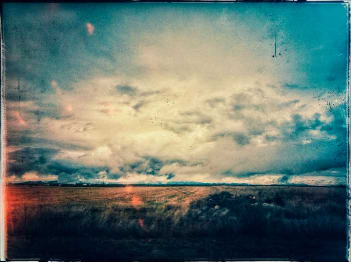 paisaje de campos de cultivos con nubes