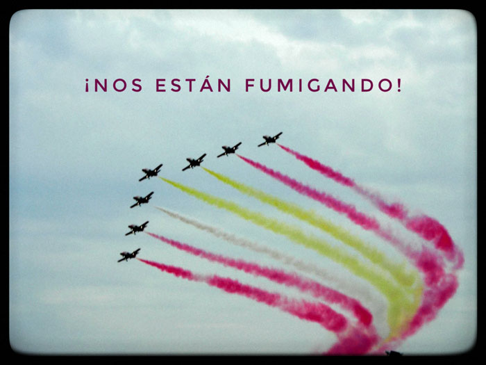 Aviones dejando la estela con los colores de la bandera de espaa