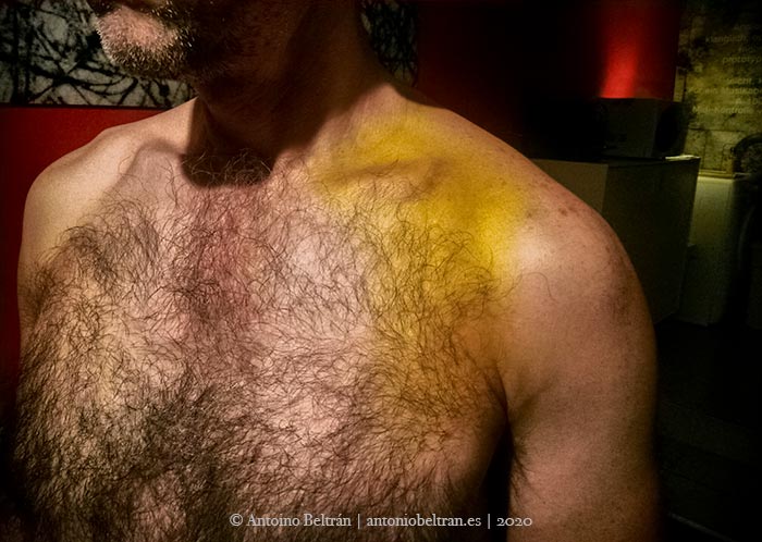 pecho hombre desnudo fotografia autorretrato poesia antonio beltran