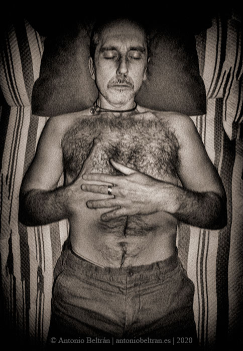 hombre dormido fotografia poesia autorretrato antonio beltran