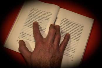 mano sangre sobre libro fotografia poesia bataille autorretrato antonio beltran