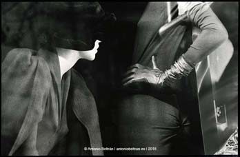 maniquies en escaparate fotografa critica social biopolitica poesia Antonio Beltran