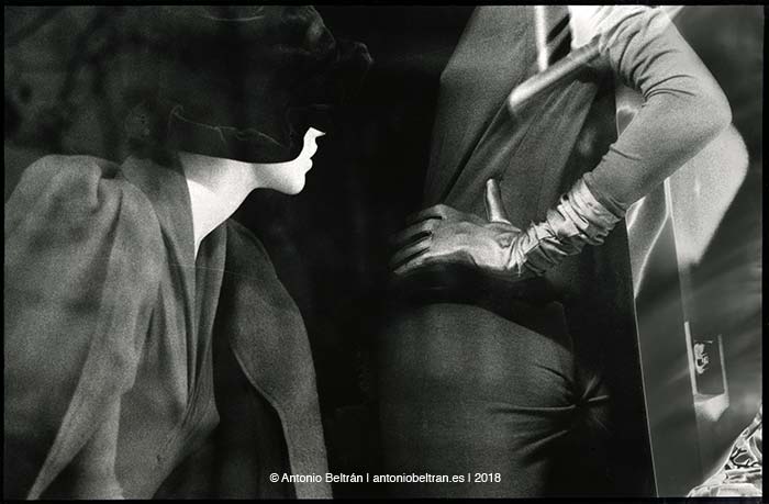 maniquies en escaparate fotografa critica social biopolitica poesia Antonio Beltran