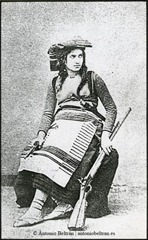mujer con escopeta y pistola retrato de la brigantesa Michelina di Cesare fotografia poesia