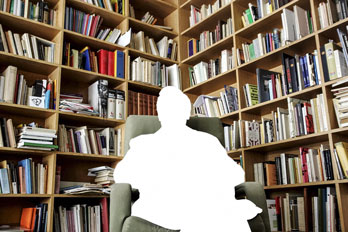 silueta blanca de Jos-Miguel Ulln delante de su biblioteca