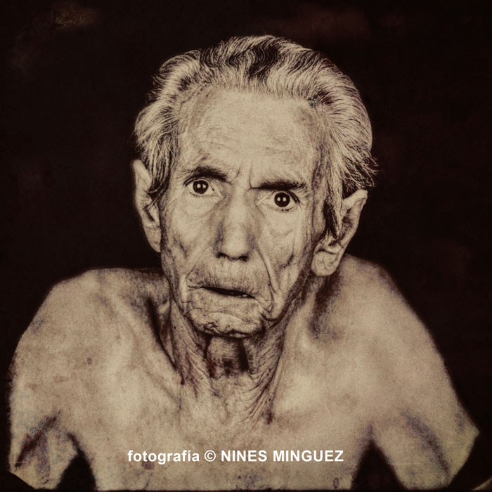 retrato de una mujer anciana mirndonos a los ojos