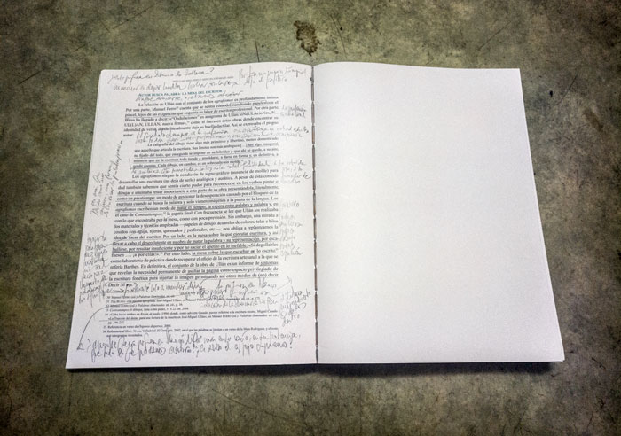 libro abierto mostrando una pgina escrita y la otro en blanco
