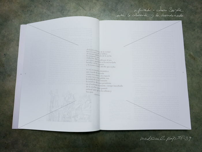 un libro abierto con un poema escrito donde se juntas las dos p�ginas